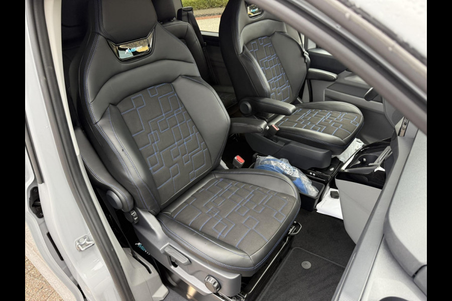 Ford Transit Custom 320 2.5 PHEV L2H1 MS-RT DC | SCI | 233pk | | Dubbele Cabine | Dubbele zijschuifdeur | Inklapbare trekhaak | Navigatie systeem | Adaptieve LED koplampen met verblindingsvrij grootlicht | Bekleding zijwand en achterdeuren (volledig)