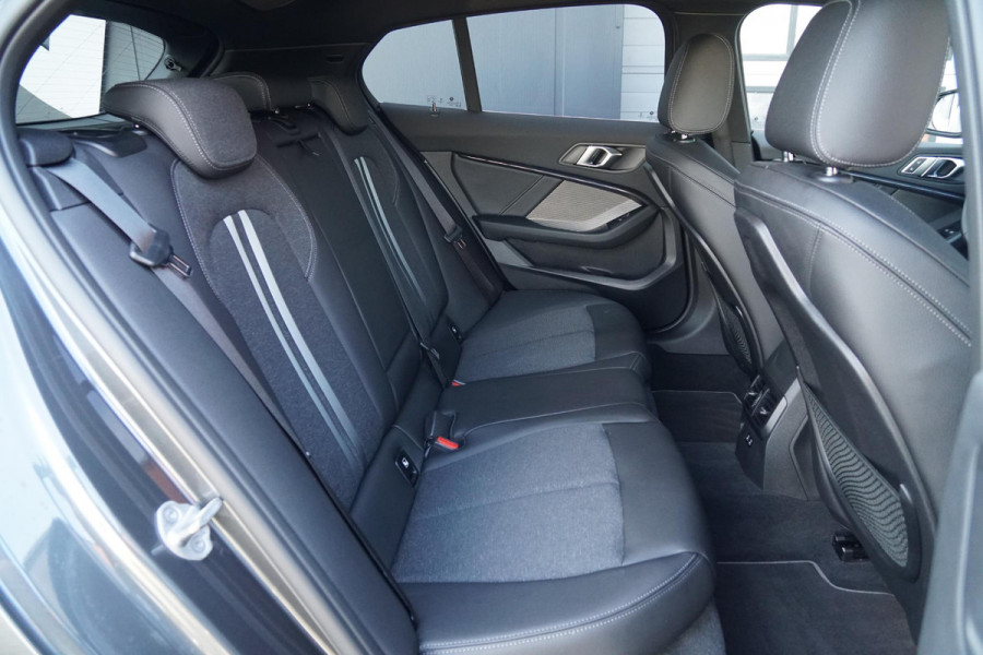 BMW 1-serie 118i Executive Edition + HARMAN KARDON / CAMERA / STOELVERWARMING
