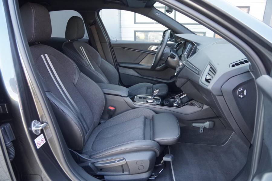 BMW 1-serie 118i Executive Edition + HARMAN KARDON / CAMERA / STOELVERWARMING