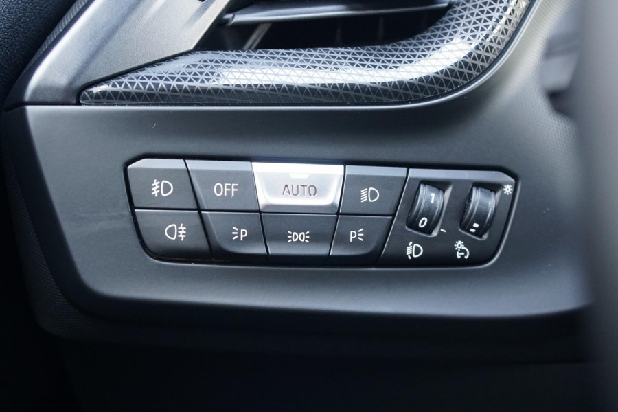 BMW 1-serie 118i Executive Edition + HARMAN KARDON / CAMERA / STOELVERWARMING