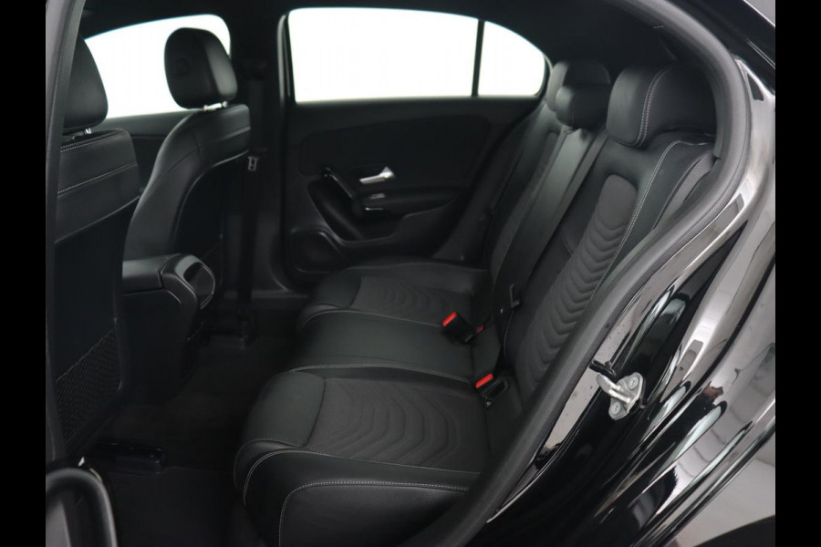 Mercedes-Benz A-Klasse 180 Business Solution | Carplay | Camera | Adaptive cruise | Automaat | Navigatie | Lane asssist | LED | Stoelverwarming