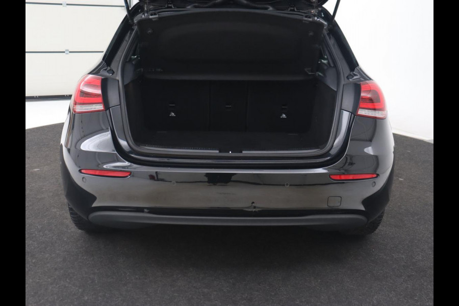 Mercedes-Benz A-Klasse 180 Business Solution | Carplay | Camera | Adaptive cruise | Automaat | Navigatie | Lane asssist | LED | Stoelverwarming