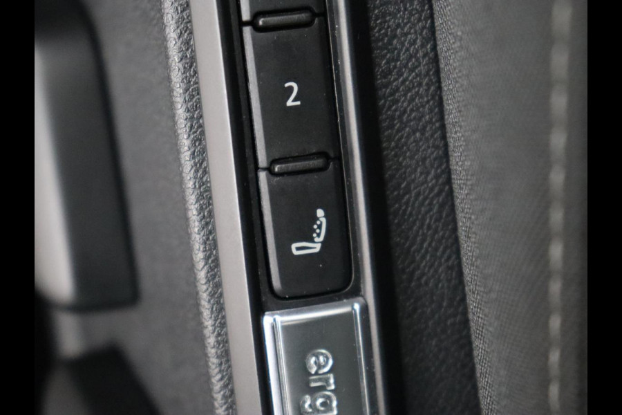 Volkswagen Golf 1.5 TSI | Carplay | Navigatie | Sfeerverlichting | Memory | Sportstoelen | Stoelverwarming | LED | Lane assist | Adaptive cruise | Climate control