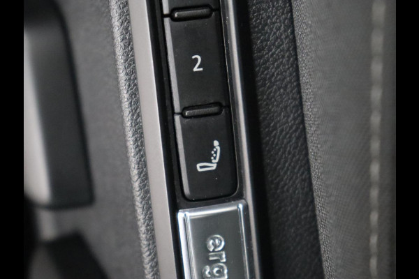 Volkswagen Golf 1.5 TSI | Carplay | Navigatie | Sfeerverlichting | Memory | Sportstoelen | Stoelverwarming | LED | Lane assist | Adaptive cruise | Climate control