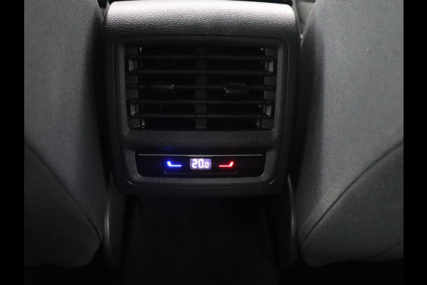 Volkswagen Golf 1.5 TSI | Carplay | Navigatie | Sfeerverlichting | Memory | Sportstoelen | Stoelverwarming | LED | Lane assist | Adaptive cruise | Climate control