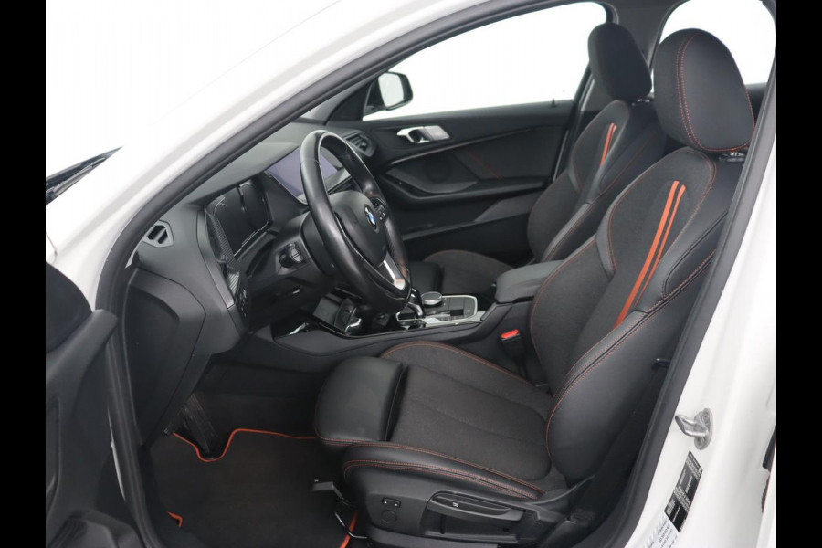 BMW 1-serie 118i High Executive | Sport line | Automaat | Carplay | Navigatie | DAB | Sfeerverlichting | Stoelverwarming | Climate controle | Cruise control | Half Leder