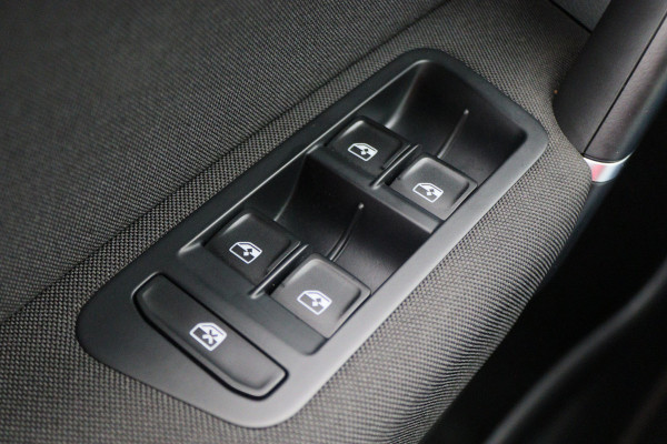 Volkswagen Golf Sportsvan 1.2 TSI Business Edition Connected Climate, Cruise, Navigatie, Bluetooth, Elektrisch Pakket, USB/AUX, 16''