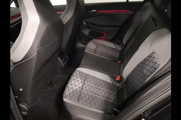 Volkswagen Golf 1.5 eTSI 150pk DSG R-Line | Navigatie | Climate Control | Camera | Parkeer sensoren | Led+IQ light | 18"Lichtmetalen Velgen | Trekhaak | Winter pakket | Digitale Cockpit
