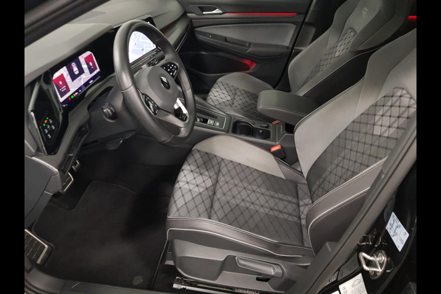 Volkswagen Golf 1.5 eTSI 150pk DSG R-Line | Navigatie | Climate Control | Camera | Parkeer sensoren | Led+IQ light | 18"Lichtmetalen Velgen | Trekhaak | Winter pakket | Digitale Cockpit