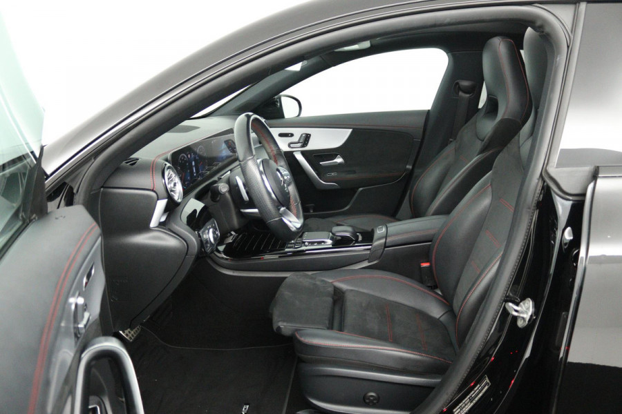 Mercedes-Benz CLA-Klasse 200 Business Solution AMG (PANORAMADAK, SFEERVERLICHTING, STOELVERWARMING, CAMERA, PARKEERSENSOREN)