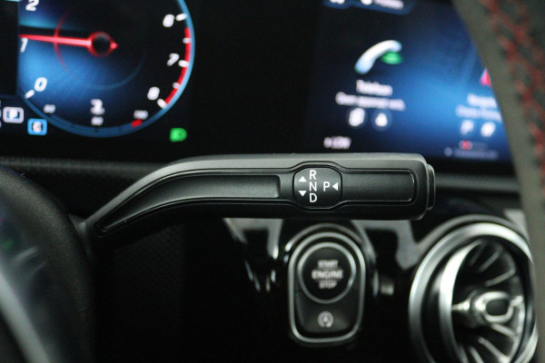 Mercedes-Benz CLA-Klasse 200 Business Solution AMG (PANORAMADAK, SFEERVERLICHTING, STOELVERWARMING, CAMERA, PARKEERSENSOREN)