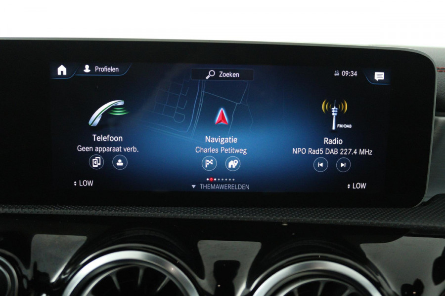 Mercedes-Benz CLA-Klasse 200 Business Solution AMG (PANORAMADAK, SFEERVERLICHTING, STOELVERWARMING, CAMERA, PARKEERSENSOREN)