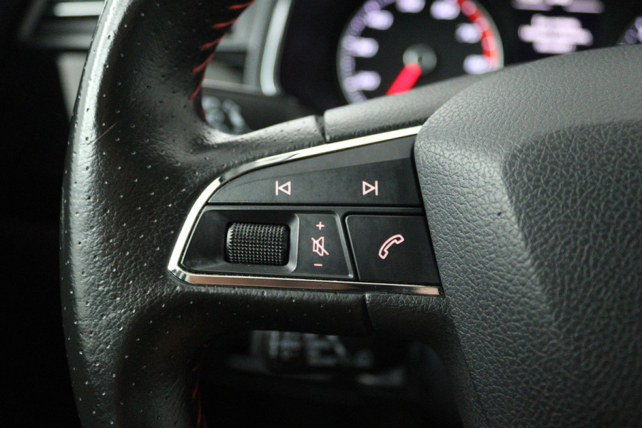 Seat Ibiza 1.0 TSI FR Business Intense (ACHTERUITRIJCAMERA, CRUISE CONTROL ADAPTIEF, NAVIGATIE CARPLAY, PARKEERSENSOREN)
