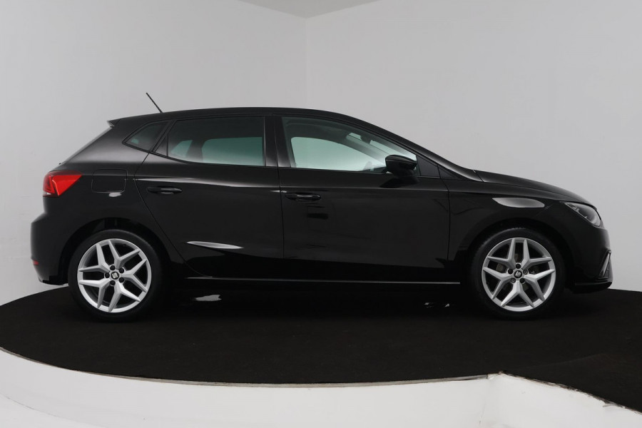 Seat Ibiza 1.0 TSI FR Business Intense (ACHTERUITRIJCAMERA, CRUISE CONTROL ADAPTIEF, NAVIGATIE CARPLAY, PARKEERSENSOREN)