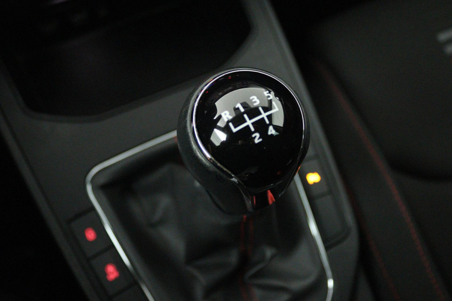Seat Ibiza 1.0 TSI FR Business Intense (ACHTERUITRIJCAMERA, CRUISE CONTROL ADAPTIEF, NAVIGATIE CARPLAY, PARKEERSENSOREN)