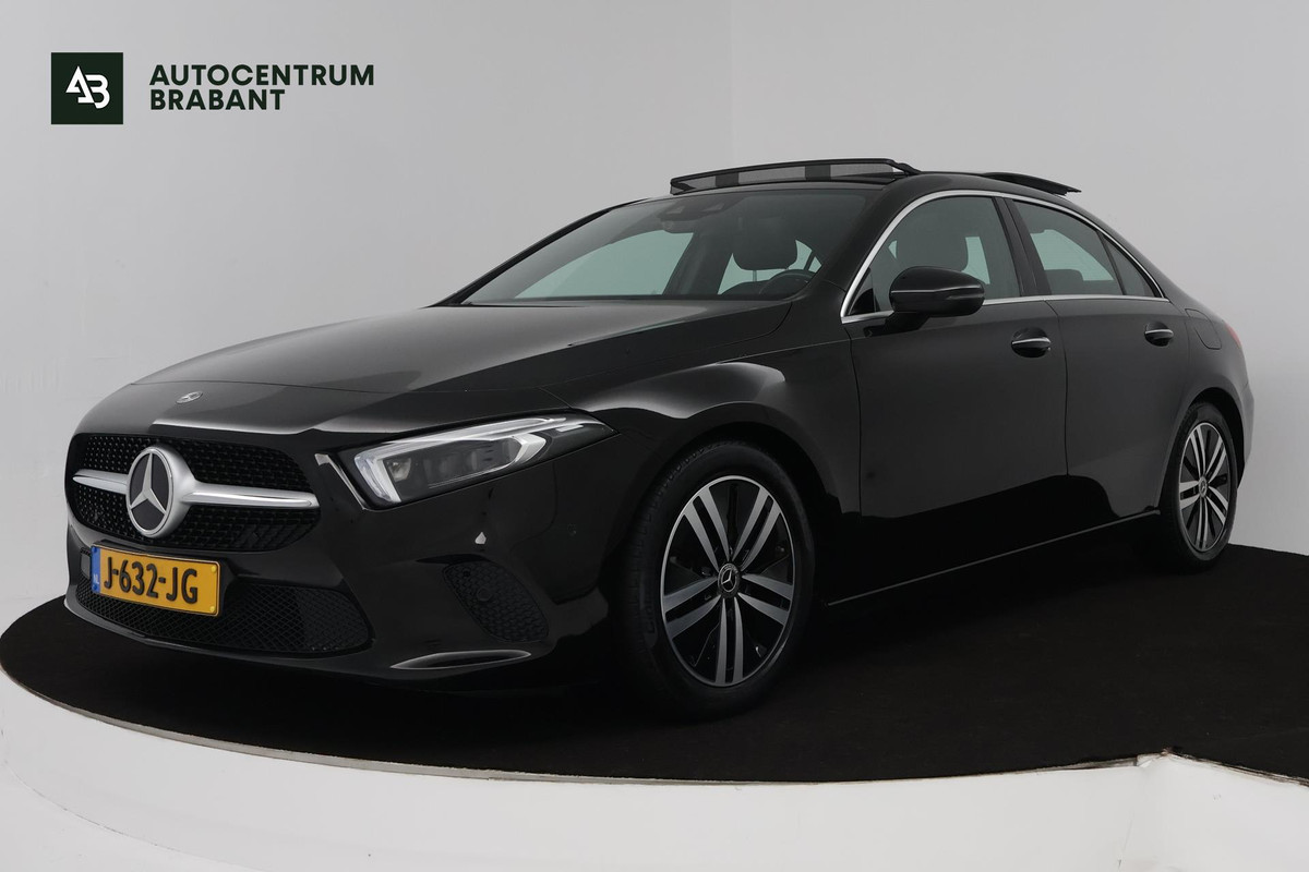 Mercedes-Benz A-Klasse 180 Business Solution Luxury (PANORAMADAK, SFEERVERLICHTING, STOELVERWARMING, ELEKTR STOELEN, CAMERA)
