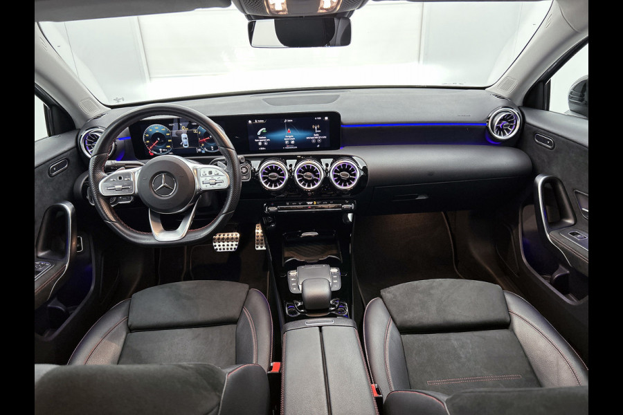 Mercedes-Benz A-Klasse 250 Premium Plus AMG-Line (Dealer OnderH, SfeerVerlichting, Navi, Camera, StoelV, Cruise Con, Etc)