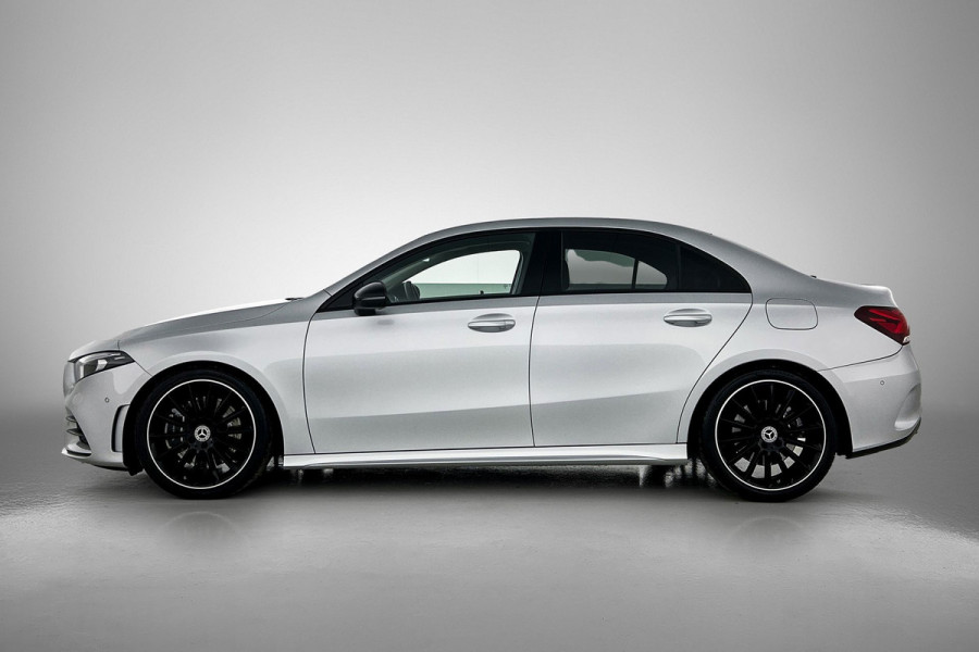 Mercedes-Benz A-Klasse 250 Premium Plus AMG-Line (Dealer OnderH, SfeerVerlichting, Navi, Camera, StoelV, Cruise Con, Etc)