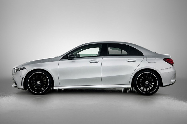 Mercedes-Benz A-Klasse 250 Premium Plus AMG-Line (Dealer OnderH, SfeerVerlichting, Navi, Camera, StoelV, Cruise Con, Etc)