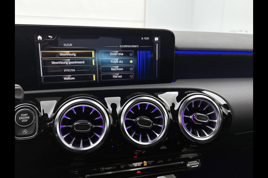 Mercedes-Benz A-Klasse 250 Premium Plus AMG-Line (Dealer OnderH, SfeerVerlichting, Navi, Camera, StoelV, Cruise Con, Etc)