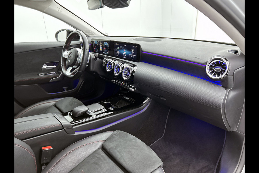Mercedes-Benz A-Klasse 250 Premium Plus AMG-Line (Dealer OnderH, SfeerVerlichting, Navi, Camera, StoelV, Cruise Con, Etc)