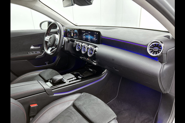 Mercedes-Benz A-Klasse 250 Premium Plus AMG-Line (Dealer OnderH, SfeerVerlichting, Navi, Camera, StoelV, Cruise Con, Etc)