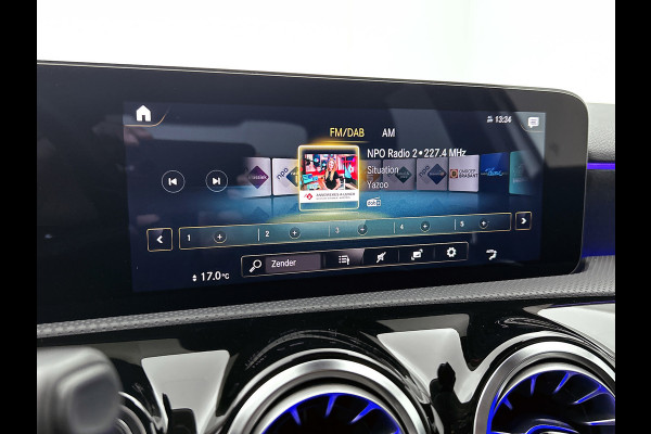Mercedes-Benz A-Klasse 250 Premium Plus AMG-Line (Dealer OnderH, SfeerVerlichting, Navi, Camera, StoelV, Cruise Con, Etc)