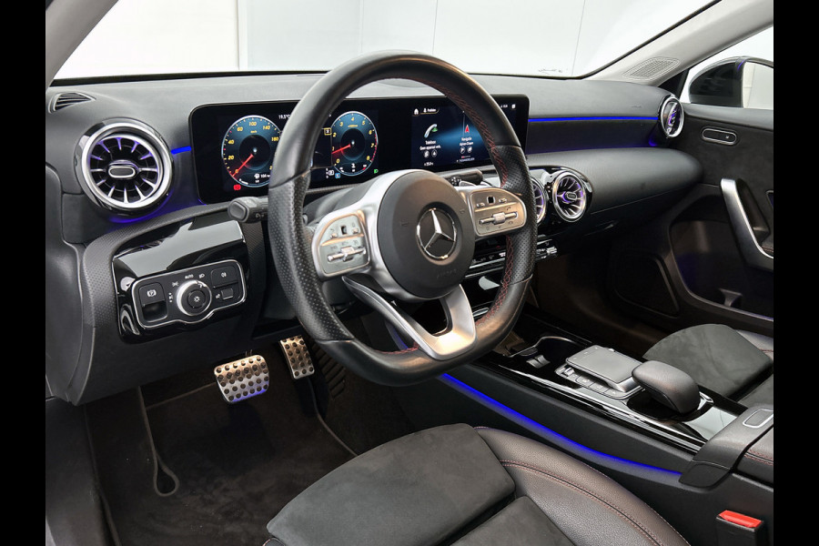 Mercedes-Benz A-Klasse 250 Premium Plus AMG-Line (Dealer OnderH, SfeerVerlichting, Navi, Camera, StoelV, Cruise Con, Etc)