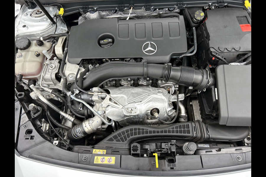 Mercedes-Benz A-Klasse 250 Premium Plus AMG-Line (Dealer OnderH, SfeerVerlichting, Navi, Camera, StoelV, Cruise Con, Etc)