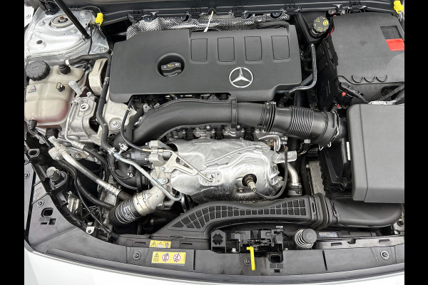 Mercedes-Benz A-Klasse 250 Premium Plus AMG-Line (Dealer OnderH, SfeerVerlichting, Navi, Camera, StoelV, Cruise Con, Etc)