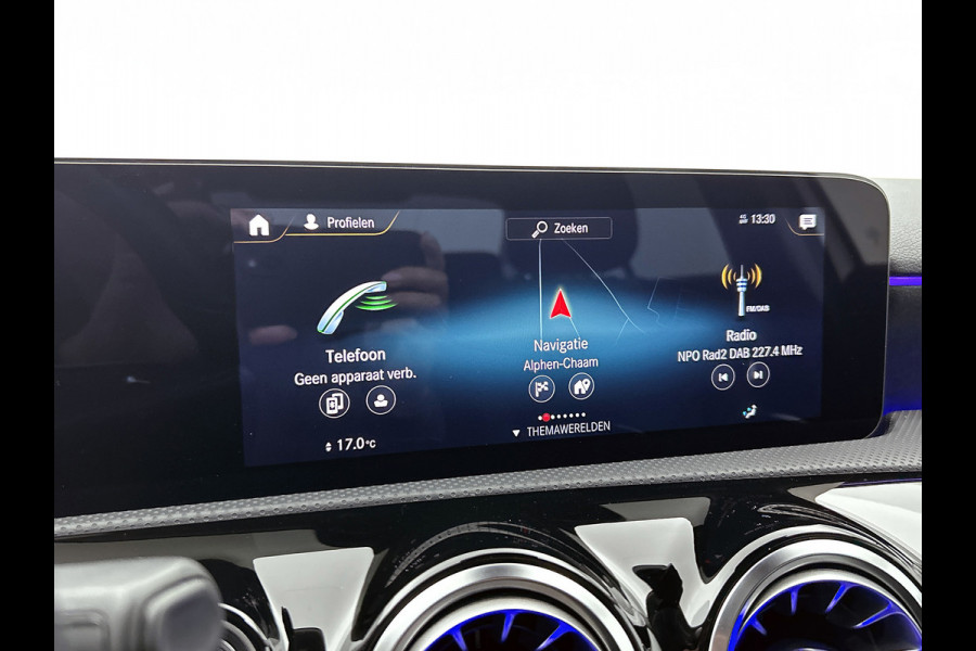 Mercedes-Benz A-Klasse 250 Premium Plus AMG-Line (Dealer OnderH, SfeerVerlichting, Navi, Camera, StoelV, Cruise Con, Etc)