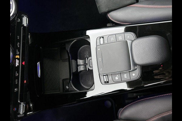 Mercedes-Benz A-Klasse 250 Premium Plus AMG-Line (Dealer OnderH, SfeerVerlichting, Navi, Camera, StoelV, Cruise Con, Etc)