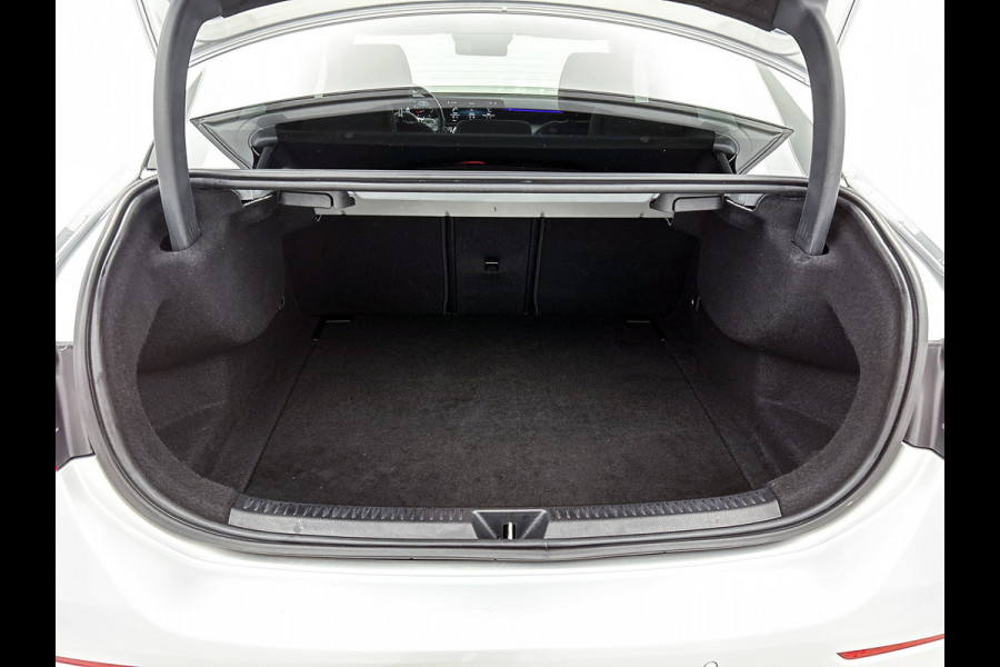 Mercedes-Benz A-Klasse 250 Premium Plus AMG-Line (Dealer OnderH, SfeerVerlichting, Navi, Camera, StoelV, Cruise Con, Etc)
