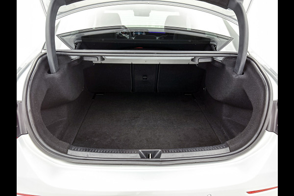Mercedes-Benz A-Klasse 250 Premium Plus AMG-Line (Dealer OnderH, SfeerVerlichting, Navi, Camera, StoelV, Cruise Con, Etc)