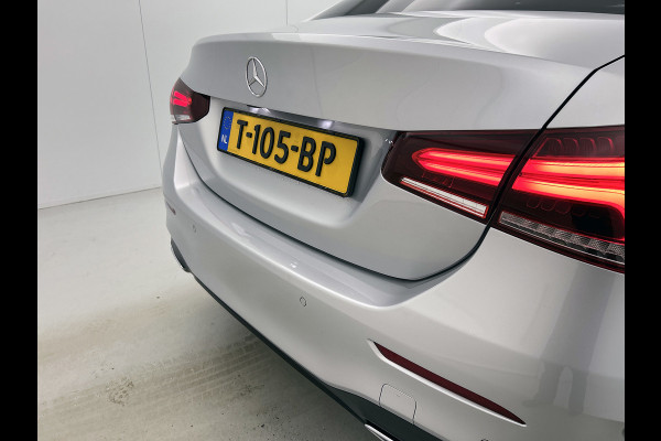 Mercedes-Benz A-Klasse 250 Premium Plus AMG-Line (Dealer OnderH, SfeerVerlichting, Navi, Camera, StoelV, Cruise Con, Etc)