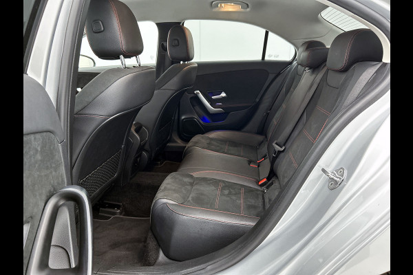 Mercedes-Benz A-Klasse 250 Premium Plus AMG-Line (Dealer OnderH, SfeerVerlichting, Navi, Camera, StoelV, Cruise Con, Etc)