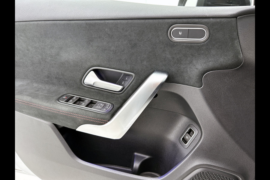 Mercedes-Benz A-Klasse 250 Premium Plus AMG-Line (Dealer OnderH, SfeerVerlichting, Navi, Camera, StoelV, Cruise Con, Etc)