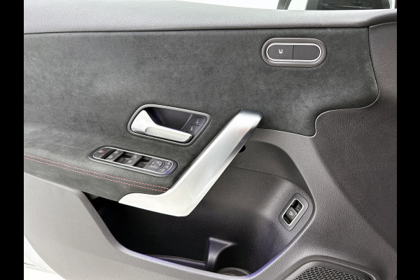 Mercedes-Benz A-Klasse 250 Premium Plus AMG-Line (Dealer OnderH, SfeerVerlichting, Navi, Camera, StoelV, Cruise Con, Etc)