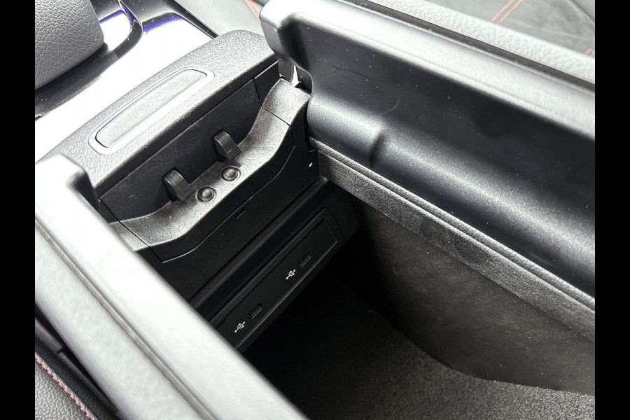 Mercedes-Benz A-Klasse 250 Premium Plus AMG-Line (Dealer OnderH, SfeerVerlichting, Navi, Camera, StoelV, Cruise Con, Etc)
