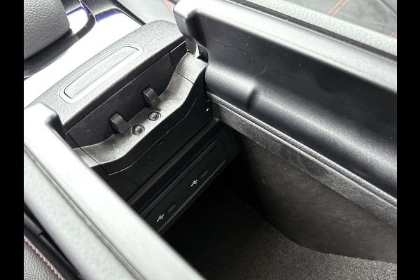 Mercedes-Benz A-Klasse 250 Premium Plus AMG-Line (Dealer OnderH, SfeerVerlichting, Navi, Camera, StoelV, Cruise Con, Etc)