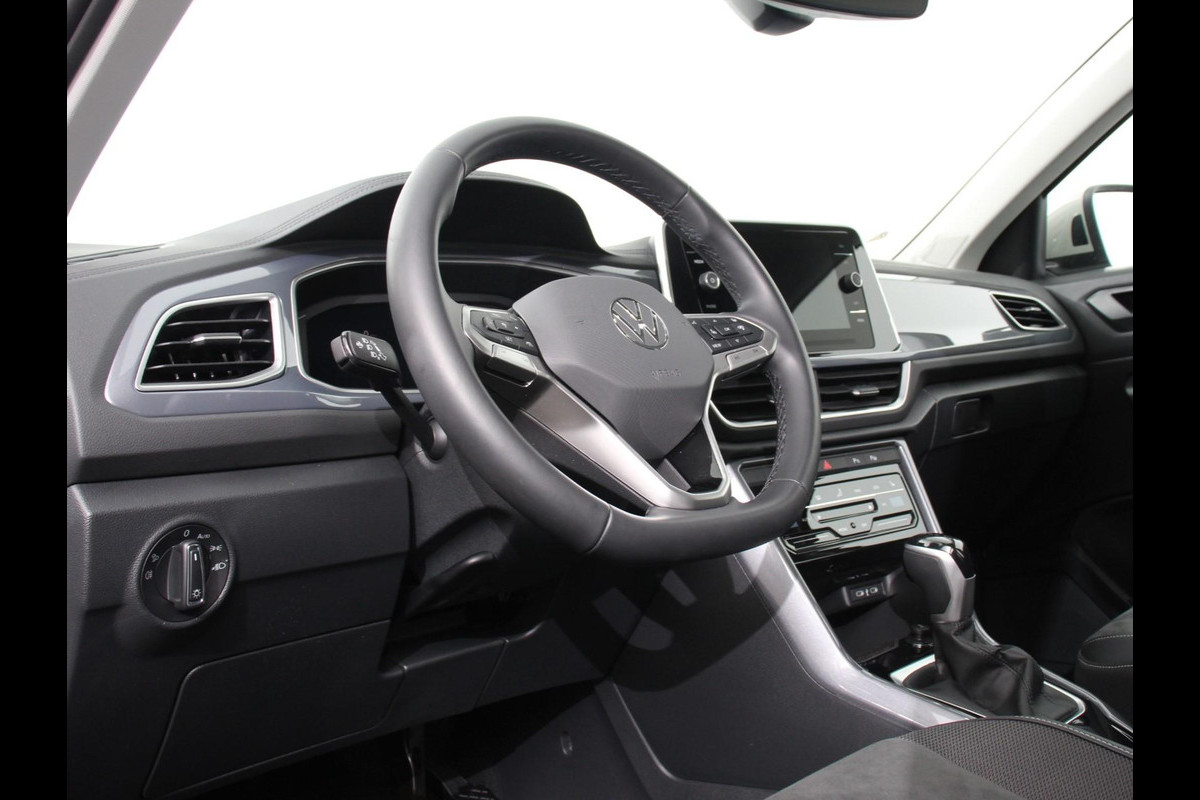 Volkswagen T-Roc 1.5 TSI Style Climate control Adaptive cruise control Navigatie Lichtmetalen Velgen Airco Parkeer sensoren Achteruitrijcamera Apple Carplay/ Android Auto