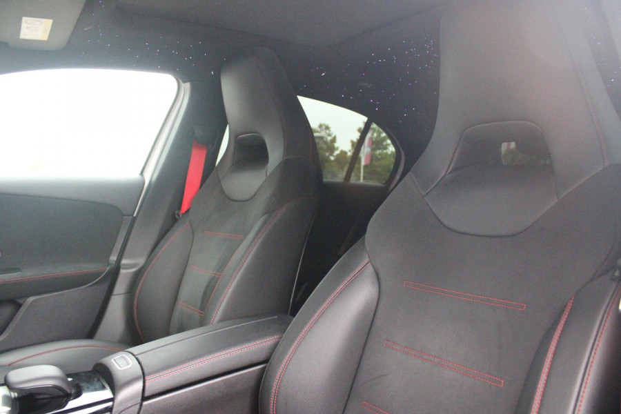 Mercedes-Benz A-Klasse 180 136PK AUTOMAAT AMG LINE | STERRENHEMEL! | PANORAMISCH SCHUIF/KANTEL DAK | SFEER VERLICHTING | NAVIGATIE | ACHTERUITRIJ CAMERA | PARKEERSENSOREN VOOR EN ACHTER | HIGH PERFORMANCE LED KOPLAMPEN | STOEL VERWARMING | KEYLESS - GO | SPIEGEL PAKKET | NIGHT PAKKET | LICHTMETALEN VELGEN 19" | EERSTE EIGENAAR! |