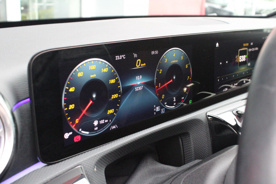 Mercedes-Benz A-Klasse 180 136PK AUTOMAAT AMG LINE | STERRENHEMEL! | PANORAMISCH SCHUIF/KANTEL DAK | SFEER VERLICHTING | NAVIGATIE | ACHTERUITRIJ CAMERA | PARKEERSENSOREN VOOR EN ACHTER | HIGH PERFORMANCE LED KOPLAMPEN | STOEL VERWARMING | KEYLESS - GO | SPIEGEL PAKKET | NIGHT PAKKET | LICHTMETALEN VELGEN 19" | EERSTE EIGENAAR! |
