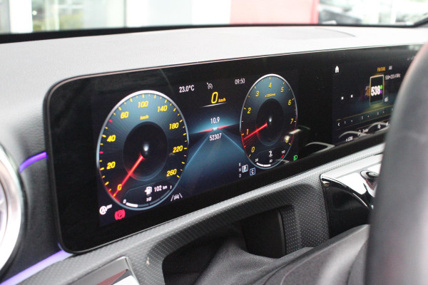 Mercedes-Benz A-Klasse 180 136PK AUTOMAAT AMG LINE | STERRENHEMEL! | PANORAMISCH SCHUIF/KANTEL DAK | SFEER VERLICHTING | NAVIGATIE | ACHTERUITRIJ CAMERA | PARKEERSENSOREN VOOR EN ACHTER | HIGH PERFORMANCE LED KOPLAMPEN | STOEL VERWARMING | KEYLESS - GO | SPIEGEL PAKKET | NIGHT PAKKET | LICHTMETALEN VELGEN 19" | EERSTE EIGENAAR! |