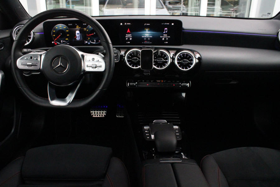 Mercedes-Benz A-Klasse 180 136PK AUTOMAAT AMG LINE | STERRENHEMEL! | PANORAMISCH SCHUIF/KANTEL DAK | SFEER VERLICHTING | NAVIGATIE | ACHTERUITRIJ CAMERA | PARKEERSENSOREN VOOR EN ACHTER | HIGH PERFORMANCE LED KOPLAMPEN | STOEL VERWARMING | KEYLESS - GO | SPIEGEL PAKKET | NIGHT PAKKET | LICHTMETALEN VELGEN 19" | EERSTE EIGENAAR! |