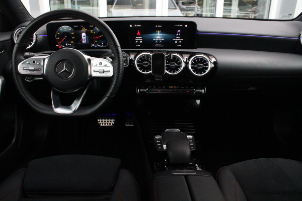 Mercedes-Benz A-Klasse 180 136PK AUTOMAAT AMG LINE | STERRENHEMEL! | PANORAMISCH SCHUIF/KANTEL DAK | SFEER VERLICHTING | NAVIGATIE | ACHTERUITRIJ CAMERA | PARKEERSENSOREN VOOR EN ACHTER | HIGH PERFORMANCE LED KOPLAMPEN | STOEL VERWARMING | KEYLESS - GO | SPIEGEL PAKKET | NIGHT PAKKET | LICHTMETALEN VELGEN 19" | EERSTE EIGENAAR! |