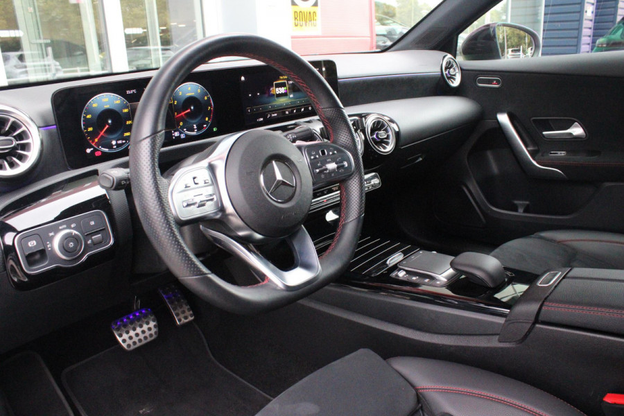 Mercedes-Benz A-Klasse 180 136PK AUTOMAAT AMG LINE | STERRENHEMEL! | PANORAMISCH SCHUIF/KANTEL DAK | SFEER VERLICHTING | NAVIGATIE | ACHTERUITRIJ CAMERA | PARKEERSENSOREN VOOR EN ACHTER | HIGH PERFORMANCE LED KOPLAMPEN | STOEL VERWARMING | KEYLESS - GO | SPIEGEL PAKKET | NIGHT PAKKET | LICHTMETALEN VELGEN 19" | EERSTE EIGENAAR! |