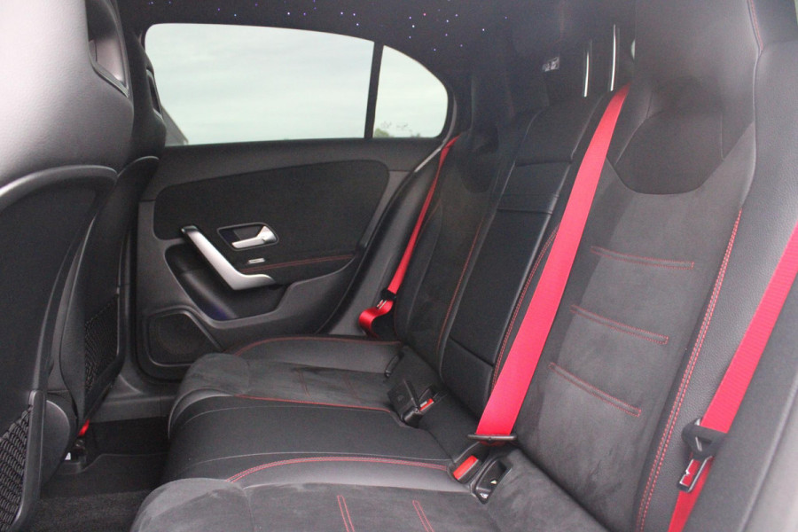 Mercedes-Benz A-Klasse 180 136PK AUTOMAAT AMG LINE | STERRENHEMEL! | PANORAMISCH SCHUIF/KANTEL DAK | SFEER VERLICHTING | NAVIGATIE | ACHTERUITRIJ CAMERA | PARKEERSENSOREN VOOR EN ACHTER | HIGH PERFORMANCE LED KOPLAMPEN | STOEL VERWARMING | KEYLESS - GO | SPIEGEL PAKKET | NIGHT PAKKET | LICHTMETALEN VELGEN 19" | EERSTE EIGENAAR! |