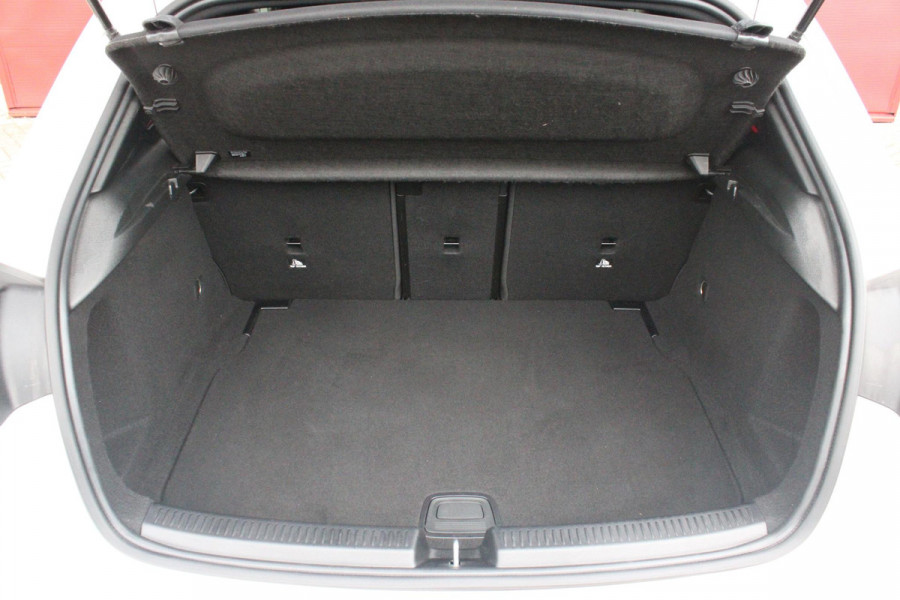 Mercedes-Benz A-Klasse 180 136PK AUTOMAAT AMG LINE | STERRENHEMEL! | PANORAMISCH SCHUIF/KANTEL DAK | SFEER VERLICHTING | NAVIGATIE | ACHTERUITRIJ CAMERA | PARKEERSENSOREN VOOR EN ACHTER | HIGH PERFORMANCE LED KOPLAMPEN | STOEL VERWARMING | KEYLESS - GO | SPIEGEL PAKKET | NIGHT PAKKET | LICHTMETALEN VELGEN 19" | EERSTE EIGENAAR! |