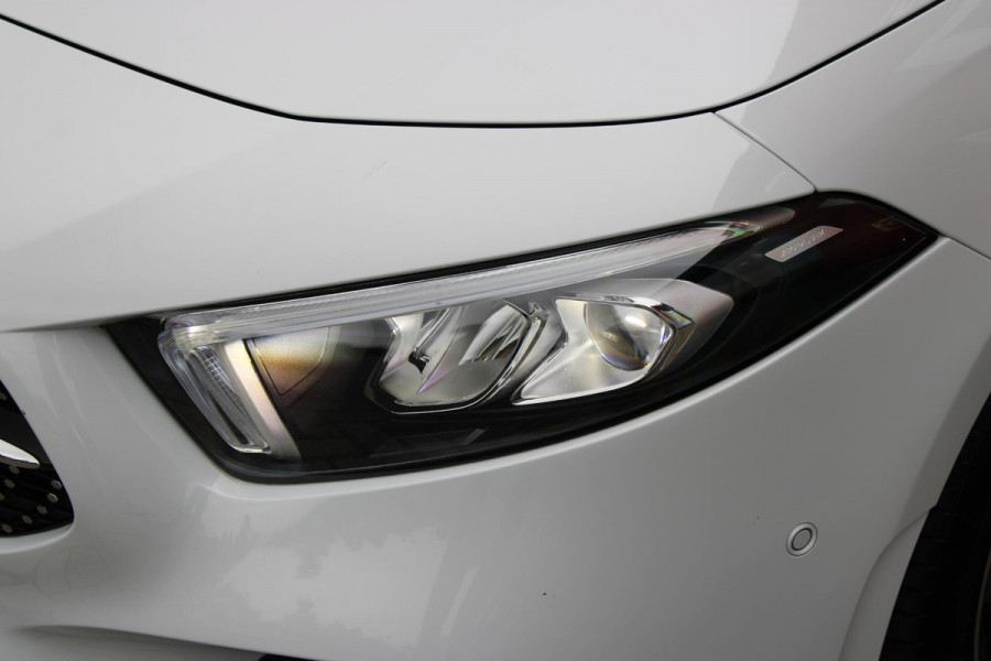 Mercedes-Benz A-Klasse 180 136PK AUTOMAAT AMG LINE | STERRENHEMEL! | PANORAMISCH SCHUIF/KANTEL DAK | SFEER VERLICHTING | NAVIGATIE | ACHTERUITRIJ CAMERA | PARKEERSENSOREN VOOR EN ACHTER | HIGH PERFORMANCE LED KOPLAMPEN | STOEL VERWARMING | KEYLESS - GO | SPIEGEL PAKKET | NIGHT PAKKET | LICHTMETALEN VELGEN 19" | EERSTE EIGENAAR! |